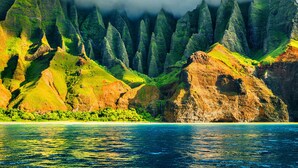 Eine Küstenlandschaft mit grünen H ügeln und einem klaren, blauen Meer.