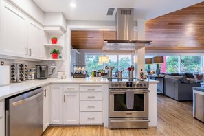 冷蔵庫、電子レンジ、オーブン、コンロ