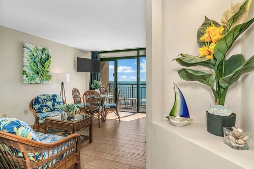 Oceanfront Condo just steps to the beach, Free parking and no resort fees!