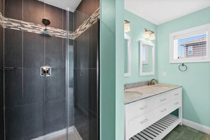 Douche, séchoir à cheveux, serviettes fournies, shampooing