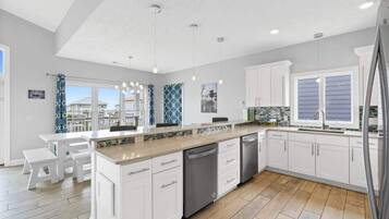 Køleskab, mikrobølgeovn, ovn, kogeplade