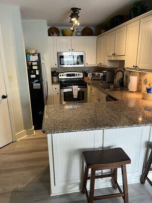 Kjøleskap, mikrobølgeovn, ovn og kokeplater