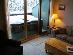 Smart TV, fireplace, DVD player - The Best Ski in/Ski Out Location with Private Hot Tub & Bbq (Sun Peaks)