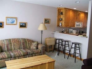 Smart TV, fireplace, DVD player