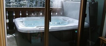 The Best Ski in/Ski Out Location with Private Hot Tub & Bbq