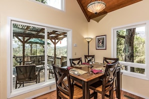 Dining - Cozy Cottage Retreat,  Close to Yosemite, Beautiful Views, Hot Tub & More! (Mariposa)