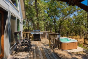 Terrace/patio - Cozy Cottage Retreat,  Close to Yosemite, Beautiful Views, Hot Tub & More! (Mariposa)