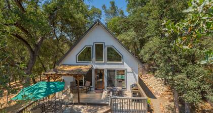 Cozy Cottage Retreat, Close to Yosemite, Beautiful Views, Hot Tub & More!
