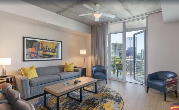 تلفزيون، ألعاب فيديو، مشغل دي في دي، كرة قدم الطاولة