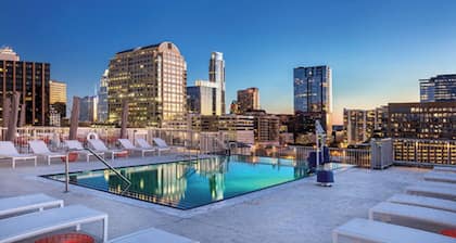 Walk to 6th St! ~- Rooftop Pool! ~ Wyndham Austin resort in the heart of Austin