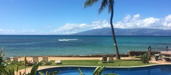 Ocean/Beach Front/Air Conditioned.  Watch the whales from your private lanai. 