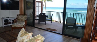 NOUVEAUX PROPRIÉTAIRES! Front de mer / Climatisation / Magnifiquement rénové 2B / 1B 