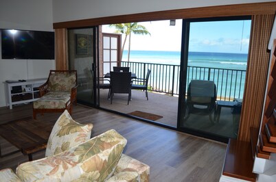 Ocean/Beach Front/Air Conditioned.  Watch the whales from your private lanai. 