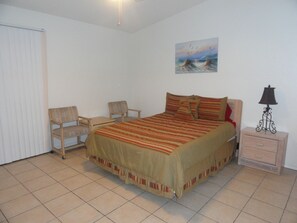 3 slaapkamers, een strijkplank/strijkijzer, gratis wifi, beddengoed
