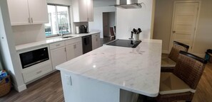 Jääkaappi, mikroaaltouuni, uuni, liesi