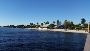 Aurinkotuoleja, rantapyyhkeitä