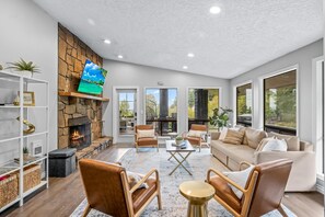 スマートテレビ、暖炉、DVD プレーヤー