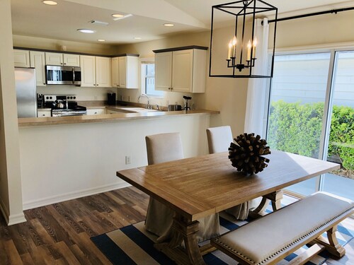 Stunning 2/2 Villa in Creekside Landing adjacent to Lake Sumter Landing w/Cart