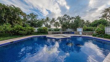 Piscina all'aperto, una piscina riscaldata