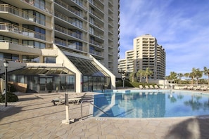 Un hôtel doté d’une piscine, de nombreux balcons et d’une architecture moderne.