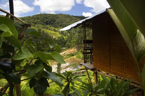 Yksinkertaiset puiset bungalowit Chiang Main maakunnan vuoristossa
