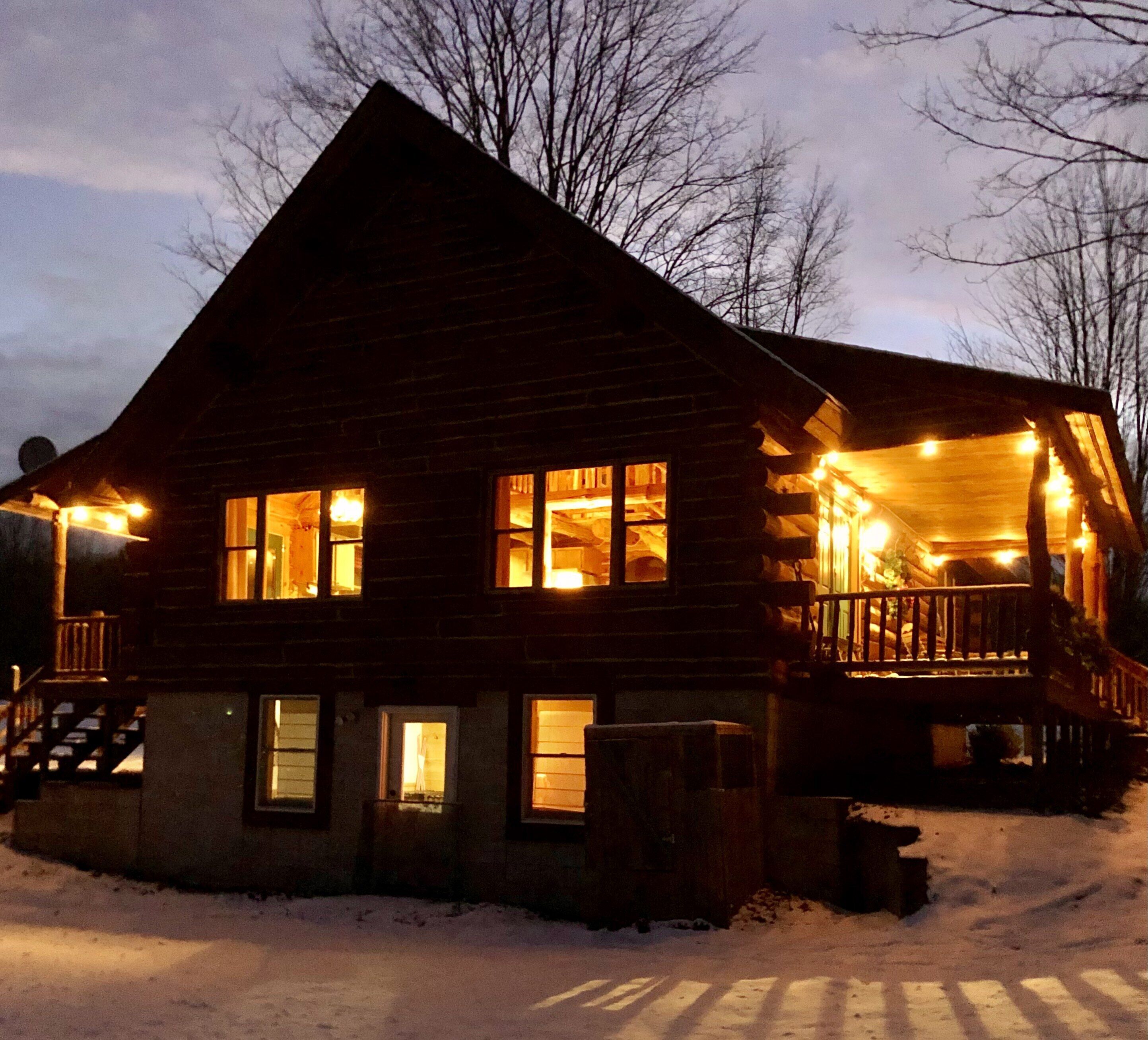 Log Cabin 2 min to Crystal Mtn! Private setting, 3 Bed, 2 Bath, Game Rm, AC