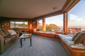 LCD TV, fireplace, DVD player, stereo - Boathouse, spectacular panoramic sea views! (Trinidad)