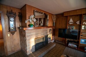 LCD TV, fireplace, DVD player, stereo - Boathouse, spectacular panoramic sea views! (Trinidad)