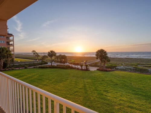 Uusittu! Rannalla upeat näkymät, rantatuoleja, uima-allas, tennis Amelia Island