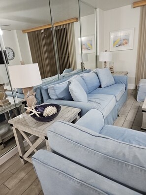 Smart TV - JUST RENOVATED/1 Mile to Seaside/PRIVATE BEACH & beach chair set up/HEATED POOL (Santa Rosa Beach)