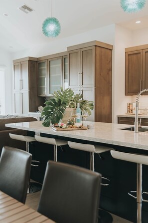 Dining - Grouper House: 4 Masters/6 BA, Pool/Dock, BoatRamp (Marathon)