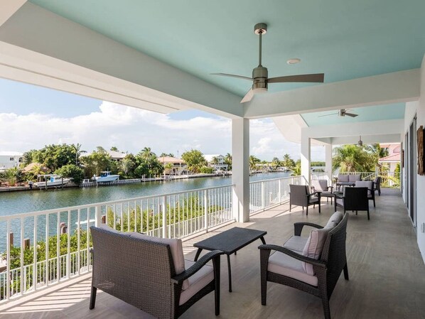 Outdoor dining - Grouper House: 4 Masters/6 BA, Pool/Dock, BoatRamp (Marathon)