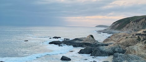 Playa en los alrededores y toallas de playa