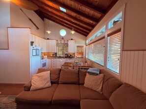 Smart TV, chimenea, reproductor de DVD y estéreo 