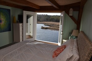 5 bedrooms, iron/ironing board, free WiFi, bed sheets - The Perfect Waterfront Home, mins from downtown and beaches! Getaway this summer (East Falmouth)