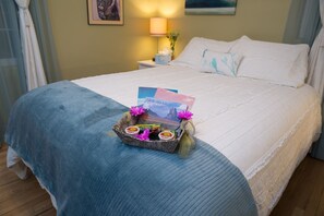 2 bedrooms, desk, iron/ironing board, free WiFi - Perfect family friendly home in Nob Hill (Albuquerque)