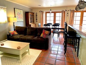 Smart TV, books - French Quarter Garden Cottage - Downtown, Hot Tub (Moab)
