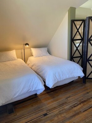 2 bedrooms, iron/ironing board, travel cot, free WiFi
