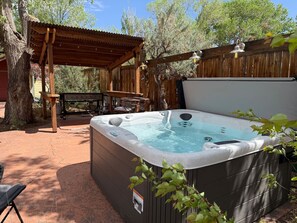 Outdoor spa tub - French Quarter Garden Cottage - Downtown, Hot Tub (Moab)