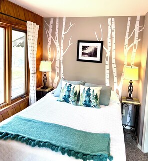 3 habitaciones, escritorio y tabla de planchar con plancha 