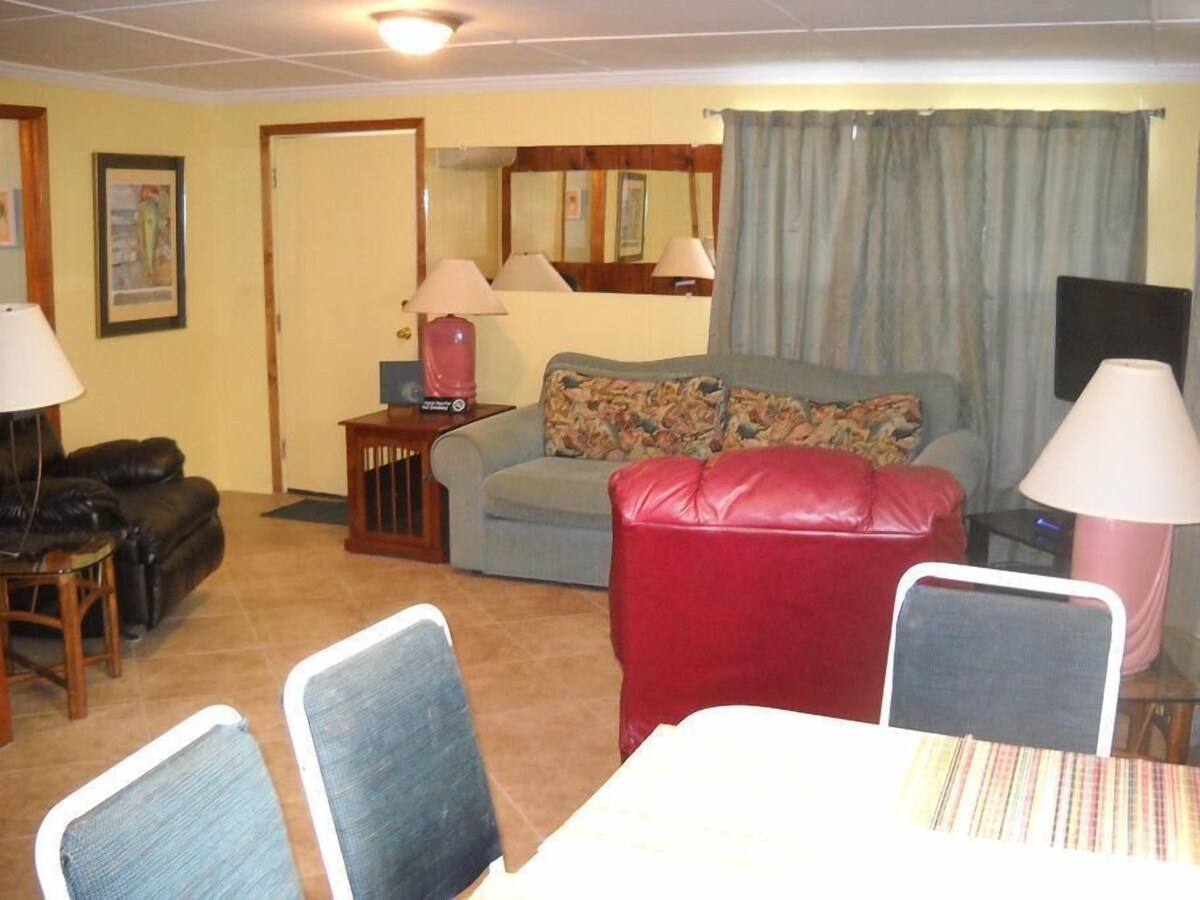 Photo 4 of Pompano Paradise, Sleeps 6 Pet Friendly, Steps to the Beach