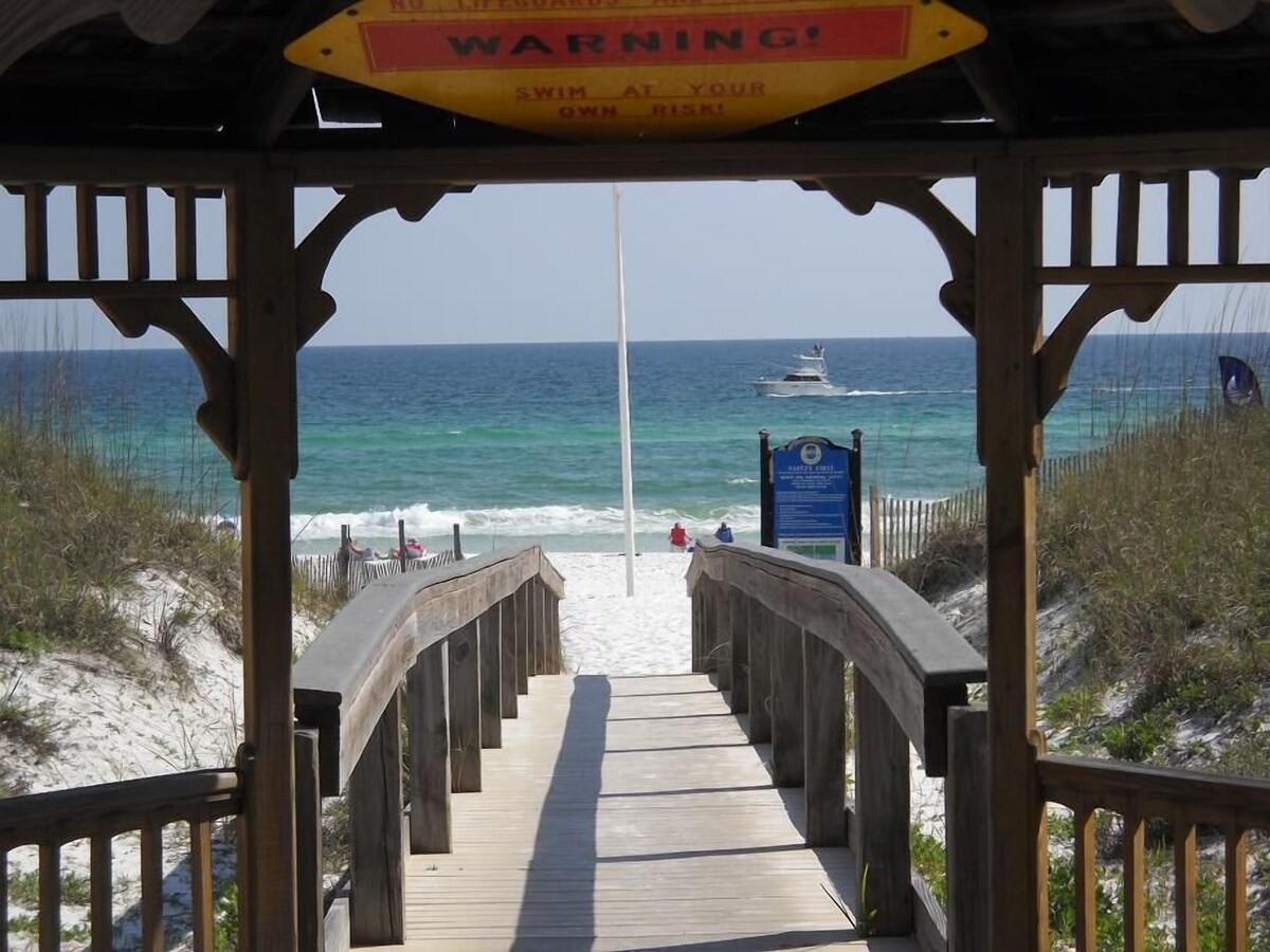 Photo 2 of Pompano Paradise, Sleeps 6 Pet Friendly, Steps to the Beach