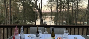 Mid Century 4 BR Lake Hartwell Home with Great views, good vibes, + large dock 