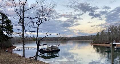 Mid Century 4 BR Lake Hartwell Home with Great views, good vibes, + large dock