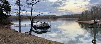 Mid Century 4 BR Lake Hartwell Home with Great views, good vibes, + large dock