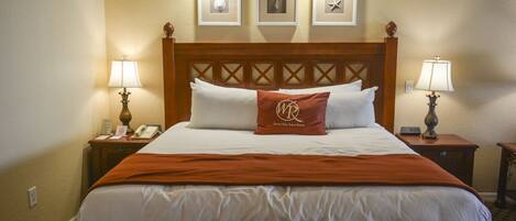 Caja de seguridad en la habitación y tabla de planchar con plancha