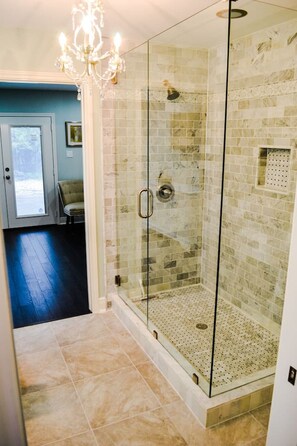 Combined shower/bathtub, hair dryer - 7-Acre Hill Country Haven w/ POOL-Guadalupe River (Bergheim)