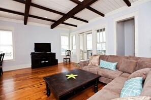 Smart TV, videogiochi, lettore DVD, tavolo da calcetto