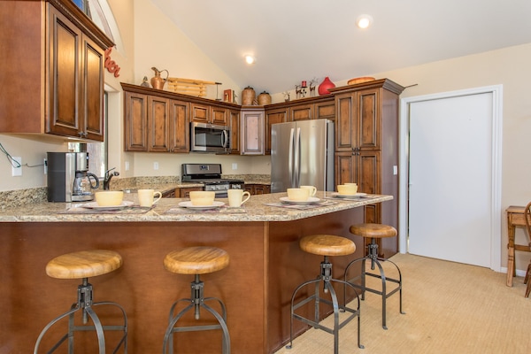 Micro-ondas, lava-louças, cafeteira/chaleira