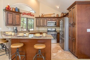 Mikrobølgeovn, oppvaskmaskin, kaffetrakter/tekoker og kjøkkenutstyr